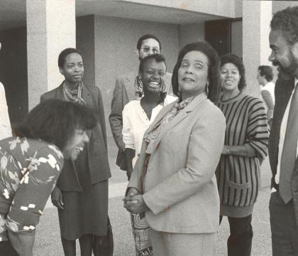 Coretta Scott King, Institute founding director Clay Carson, and students; 6 November 1986